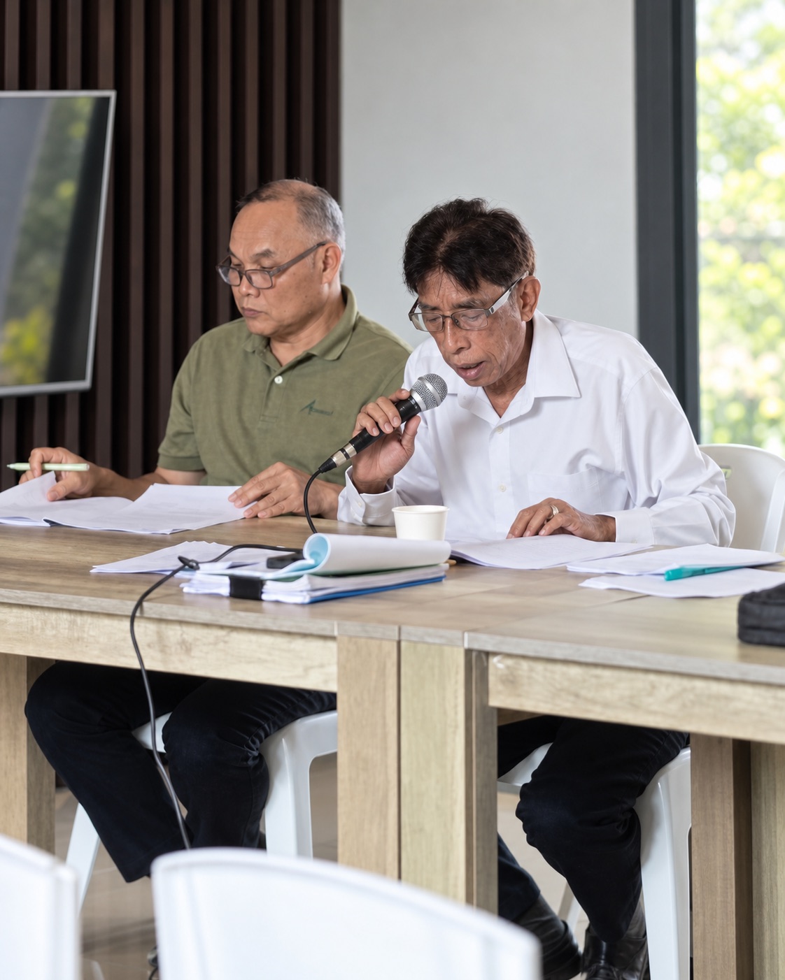 นายวัชรพล วัชรตระกูล ขณะชี้แจงเอกสารในการประชุม